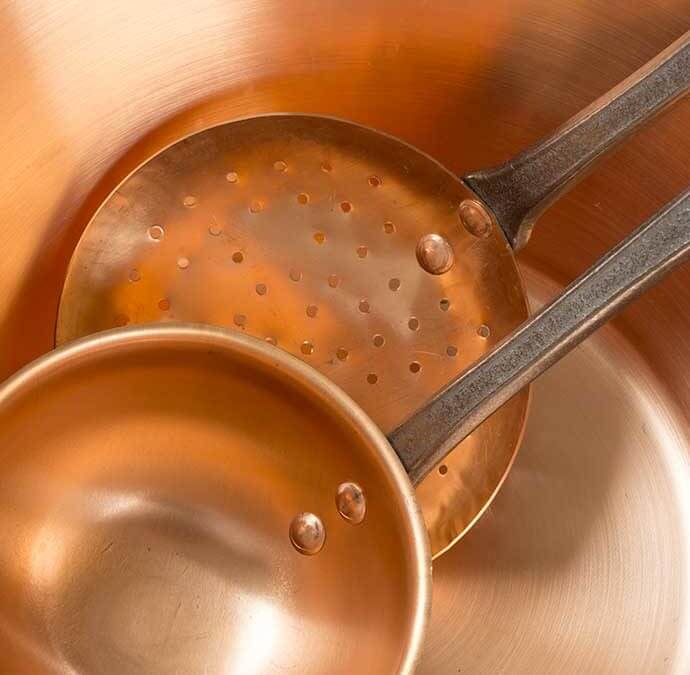 Cooking jam in a copper cauldron : tradition or necessity ?